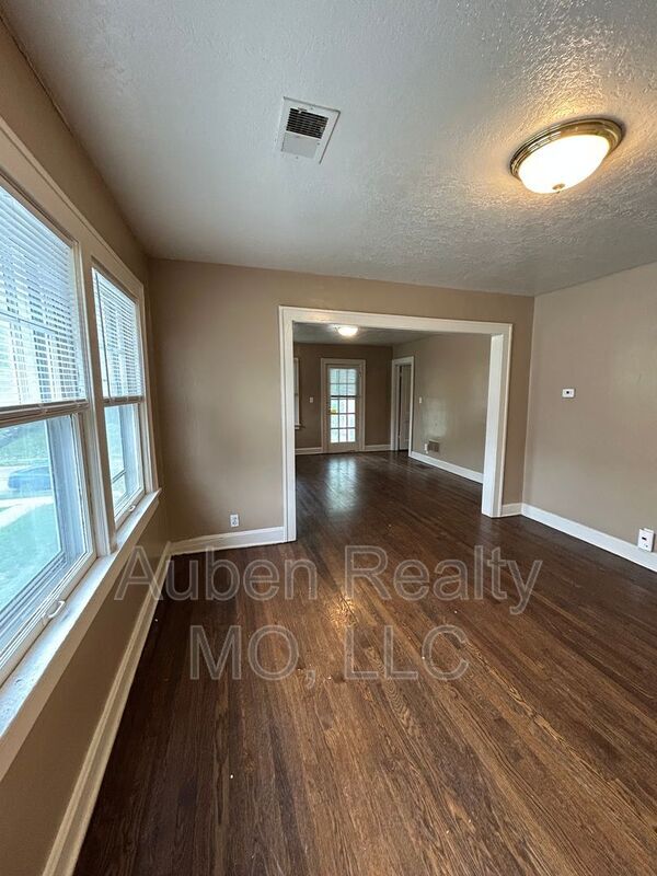 Photo - 5405 Harrison St