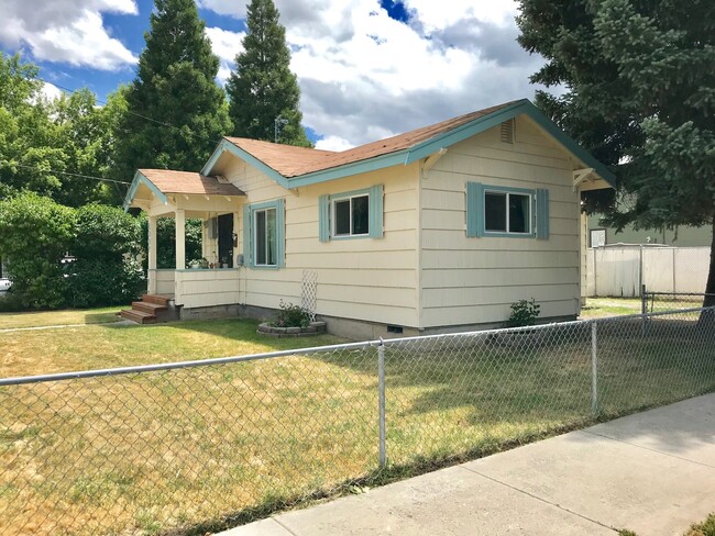 Building Photo - 7 minutes to Sky Lakes Medical Center and Oregon Tech ~Newly renovated 3 bedroom, 1 bath house wi...