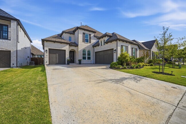 Building Photo - Luxury 5 bed 7 bath two story in Rockwall with grand double doors, soaring 19 foot ceilings, chef...