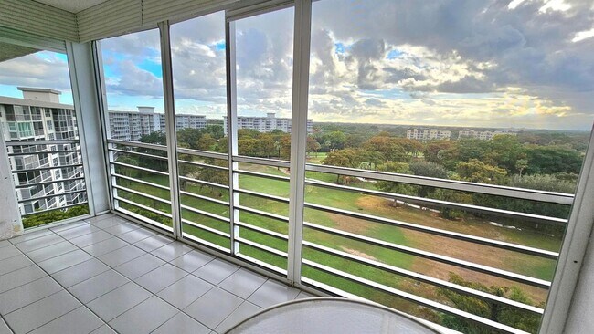 Building Photo - 575 Oaks Ln Unit 1010