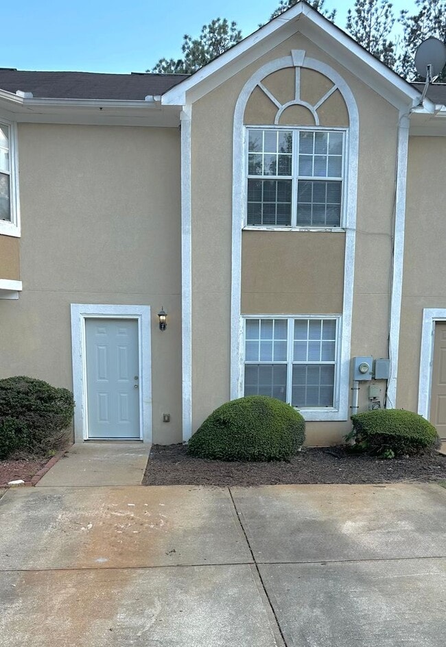 Building Photo - Spacious Townhouse with Convenient Location