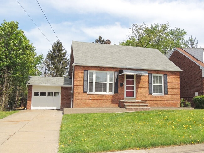 Building Photo - 3 Bed - 1 Bath Cape Cod for Rent!