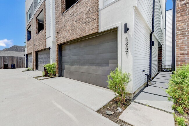 Photo - 5857 Dolores St