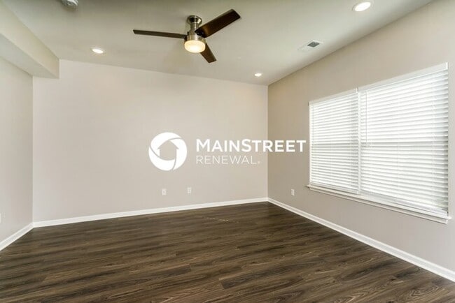 3 Bedroom Pet-Friendly Home in Jeffersonville, IN with Main Street Renewal