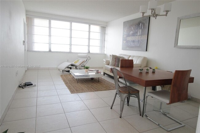 Building Photo - 1591 NE Miami Gardens Dr Unit 302 Rental