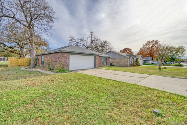 Photo - 1308 Hardwood Ln