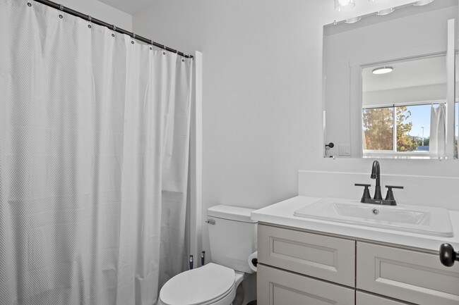 Photo - Sutherlin 3 Bedroom Townhouse!