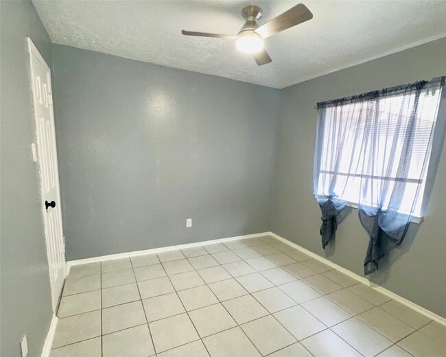 Building Photo - 2115 Barrington Pl Dr