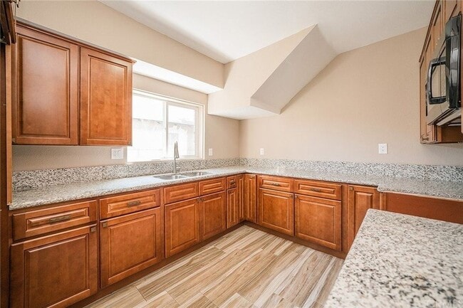 Photo - 1207 E 55th St