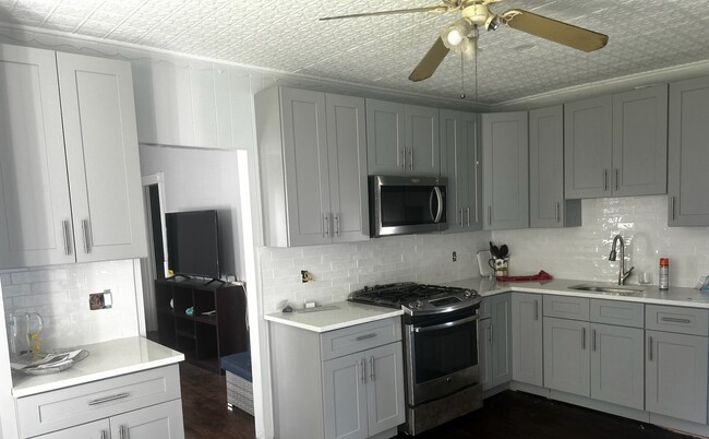 Recently renovated kitchen - 66 Avon Ave Apartments