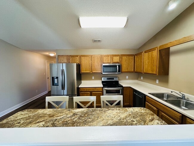 Photo - 2BR/2BA condo – Vaulted Ceilings, Granite Kitchen & Prime North Knoxville Location