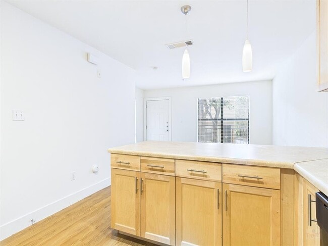Photo - 711 W 32nd St Unit 126