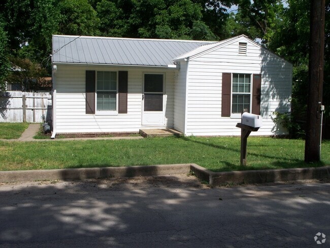 Building Photo - 208 Bryan St Rental