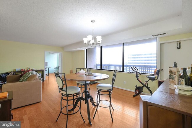 Photo - 3713 S George Mason Dr Unidad 1011