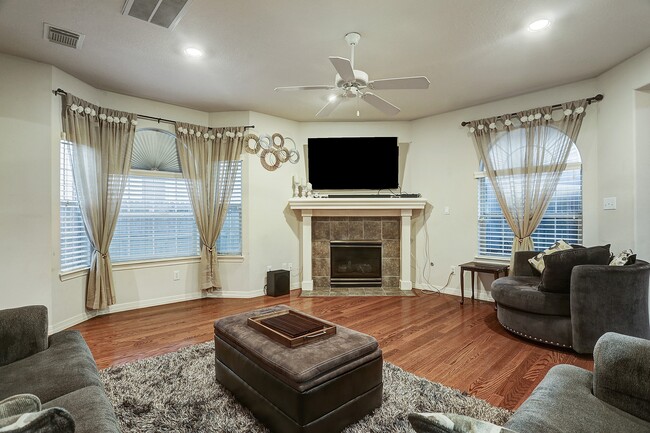 Building Photo - 7630 N Linpar Ct