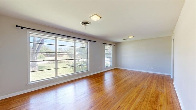 Photo - 203 W Brookside Dr