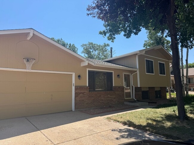 Building Photo - Westmoor West Home