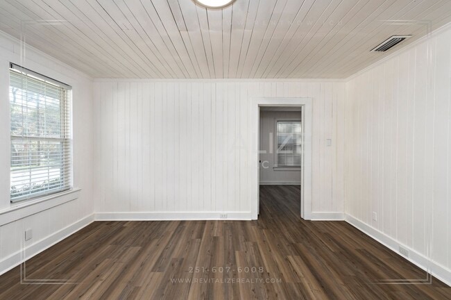 Photo - Adorable 3 Bed 2 Bath Cottage with Double ...