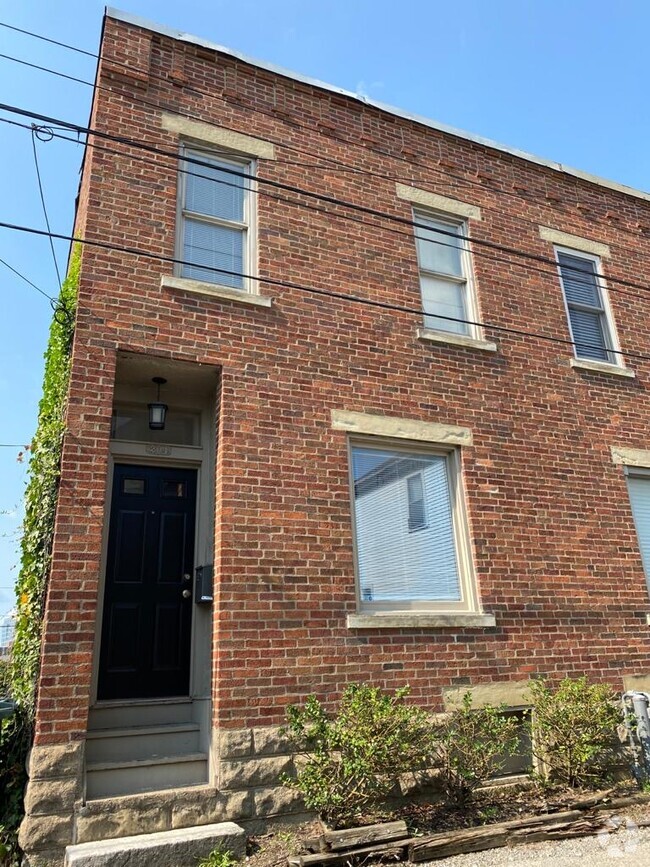 Building Photo - 204 E Blenkner St Rental