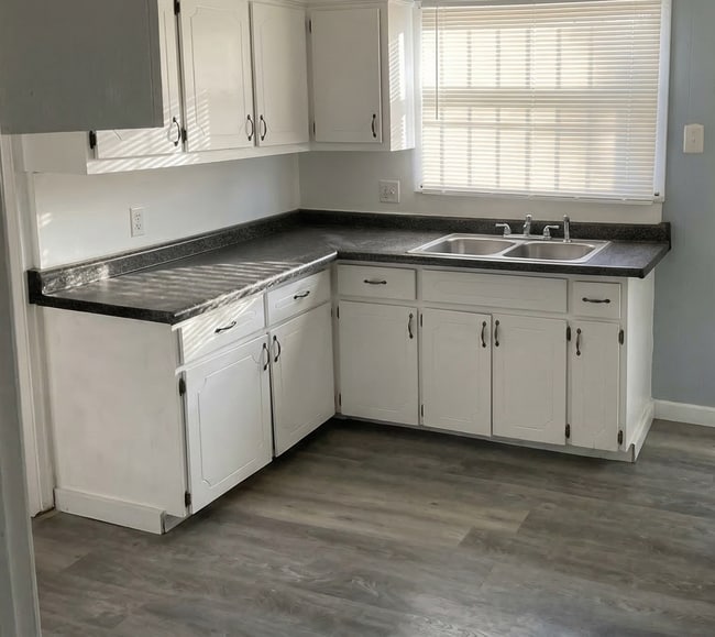 Photo - Spacious 3-bedroom, 1 bathroom Brick Home in Schulze