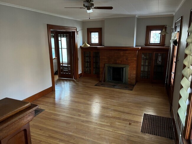 Photo - 533 Whittier Ave