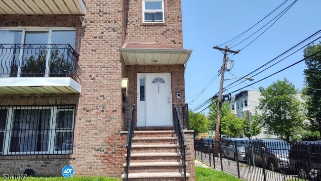 Building Photo - 540 15th Ave Unit 2 Rental