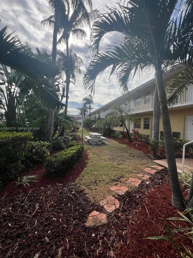 Building Photo - 4050 NE 12th Terrace Unit 13-1