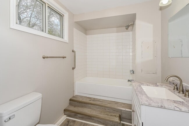 Photo - 305 Morton St