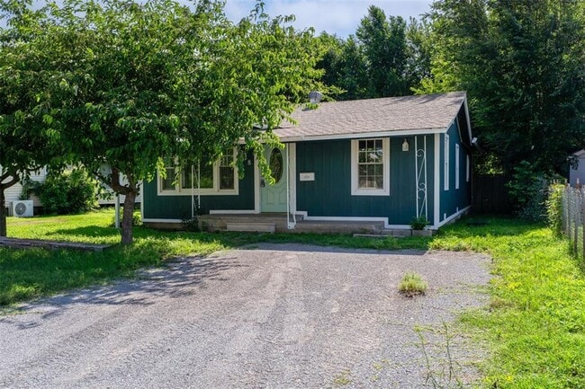 Building Photo - A must see 3 bedroom 2 bath in El Reno!