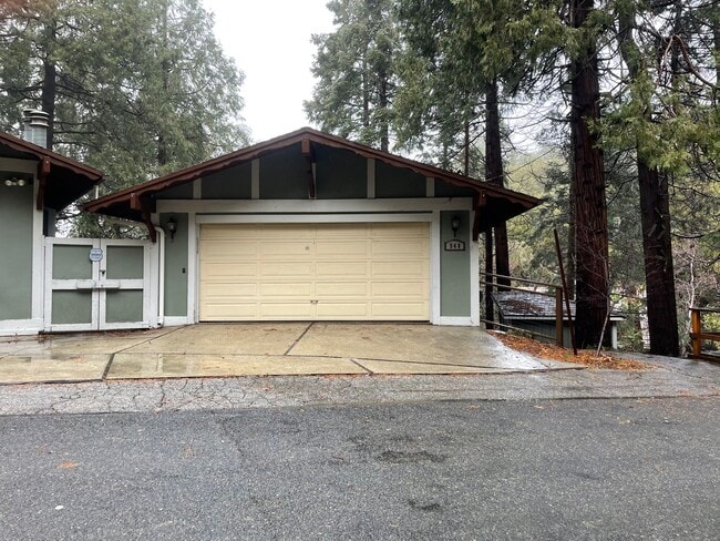 Building Photo - Large home level entry with garage.