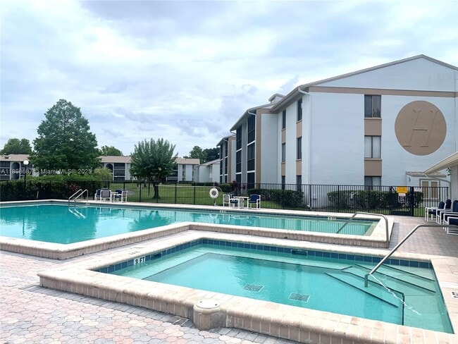 Building Photo - 8215 Sun Spring Cir Unit 22