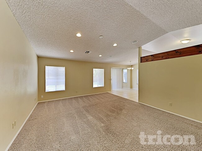 Photo - 601 E Palomino Dr