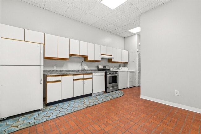 Photo - 460 Worcester St