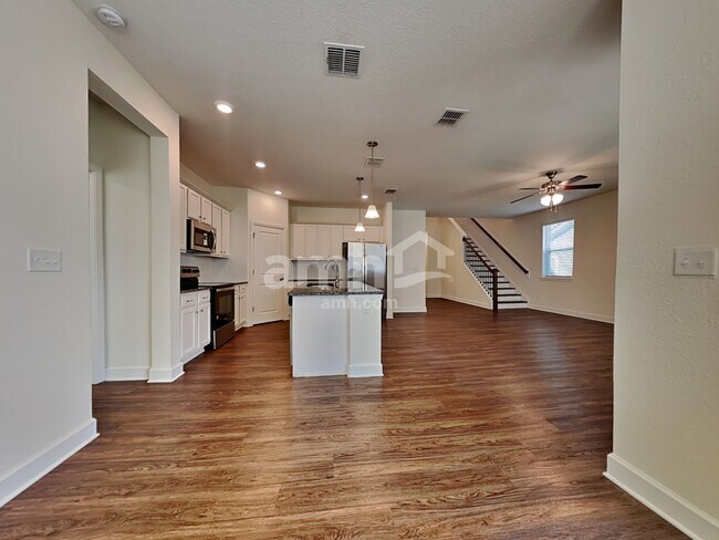 Photo - 460 Sandstone Dr