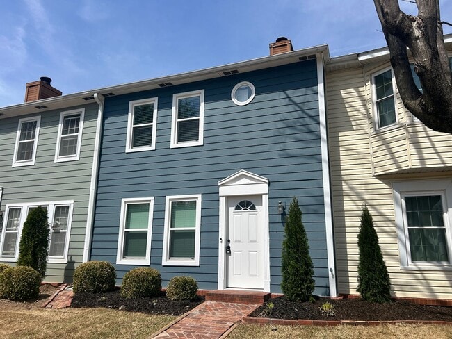 Building Photo - Well appointed 2 bed, 2.5 bath Townhouse