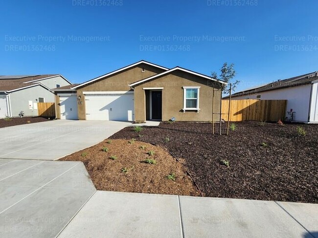Building Photo - 4 bedroom/ 3 bathroom split-wing home.