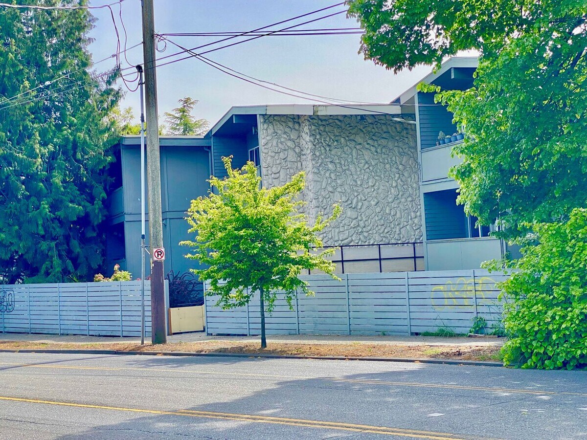 6511 Apartments - 6511 Apartments