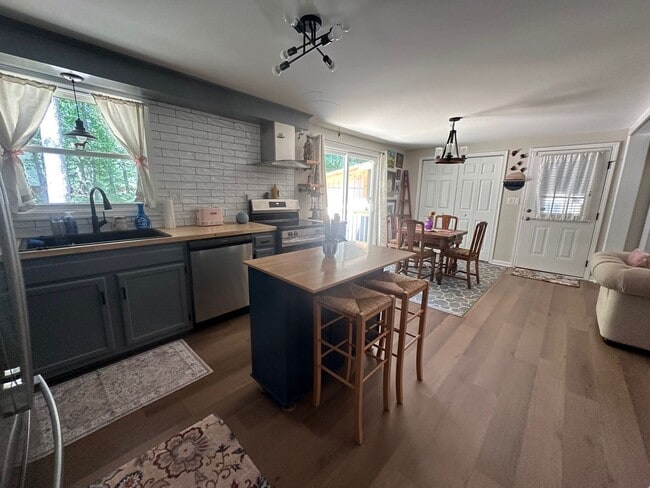 Photo - Beautiful furnished well maintain 3 bedrooms, 1.5 Baths
