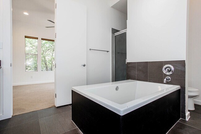 Photo - 617 Peacock Ln