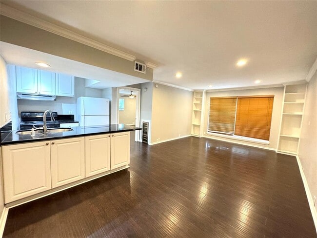 Building Photo - 5353 Richmond Ave. Unit 15 Rental