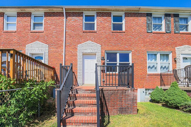 Beautiful 3 Bedroom 1 bath Move-In Ready! - Beautiful 3 Bedroom 1 bath Move-In Ready! Townhome