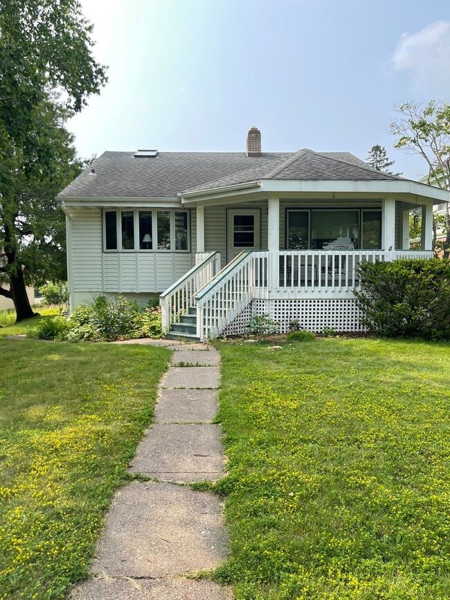 Building Photo - AVAILABLE AUGUST 18TH - Gorgeous 3 Bed 2 b... Rental