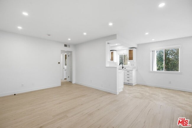 Photo - 13025 Moorpark St Unidad 208