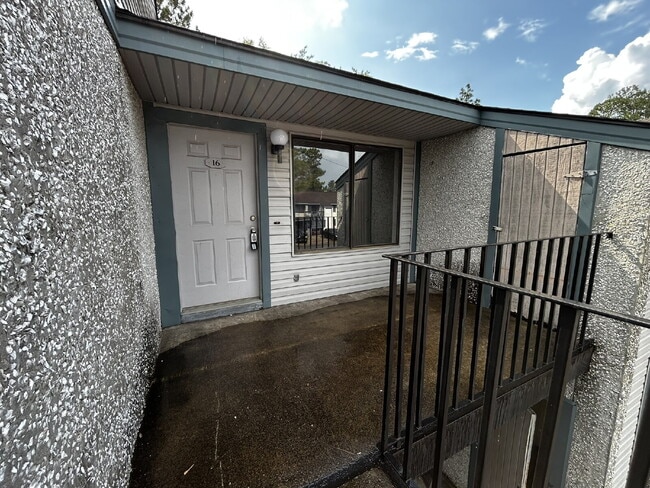 Building Photo - Condo for Rent Unit 16