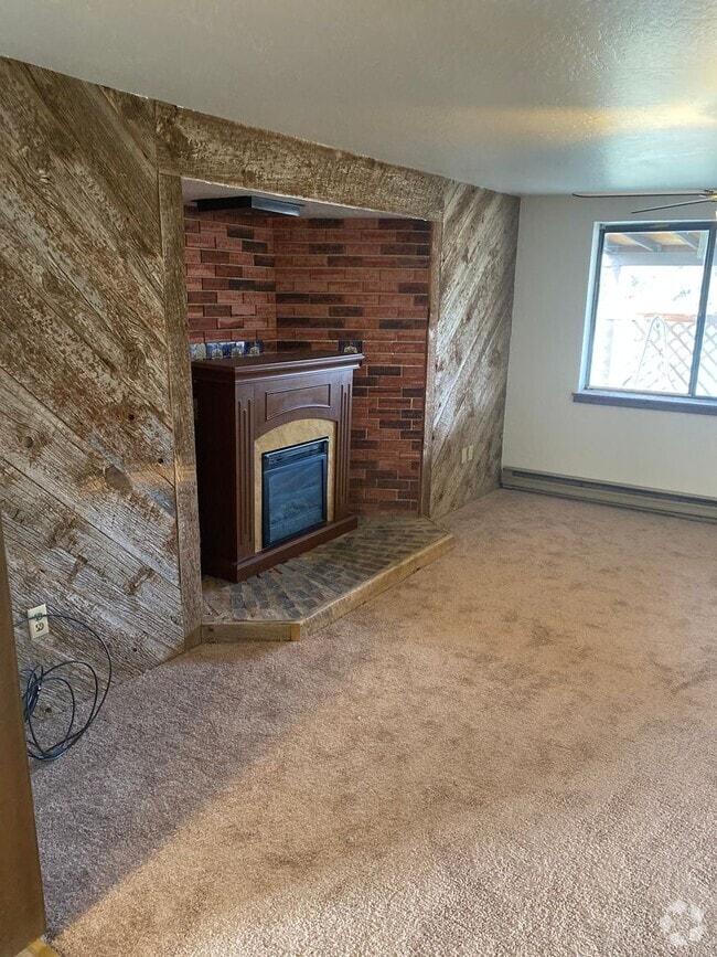 Building Photo - Large corner lot north of town Rental