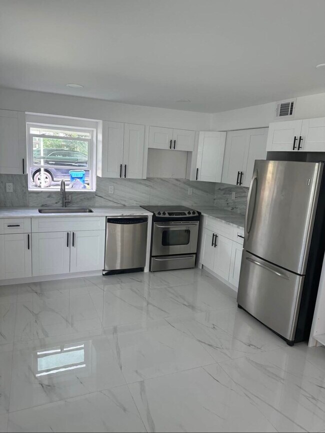 Building Photo - 700 NW 3rd Ave