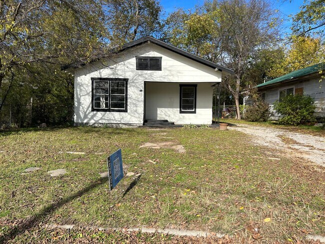 updated 2 bed 1 bath - updated 2 bed 1 bath House