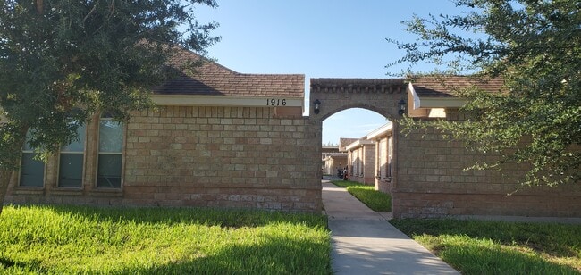 Building Photo - 1916 Upland Dr Unit 1