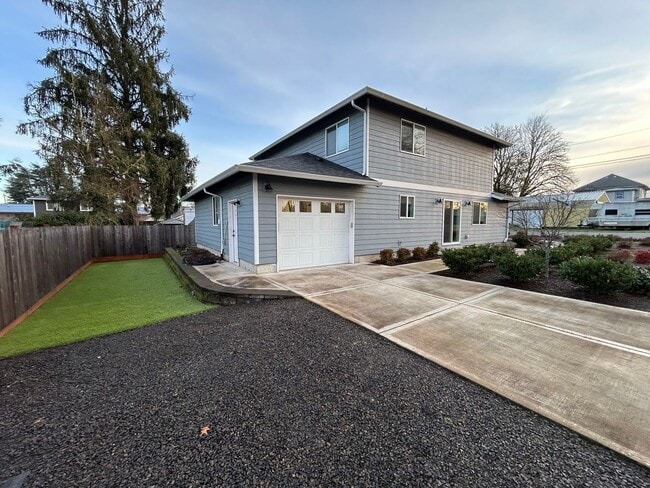 Photo - 4 bedroom, 2.5 Bath In Carlton- Great Location!