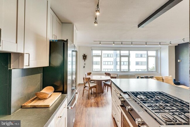 Building Photo - 1545 18th St NW Unit 403